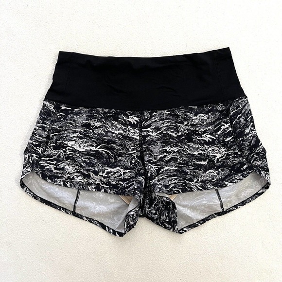 Lululemon Women High Waist Nami Wave White Black Print 2.5 Speed Shorts W7FG3S 6